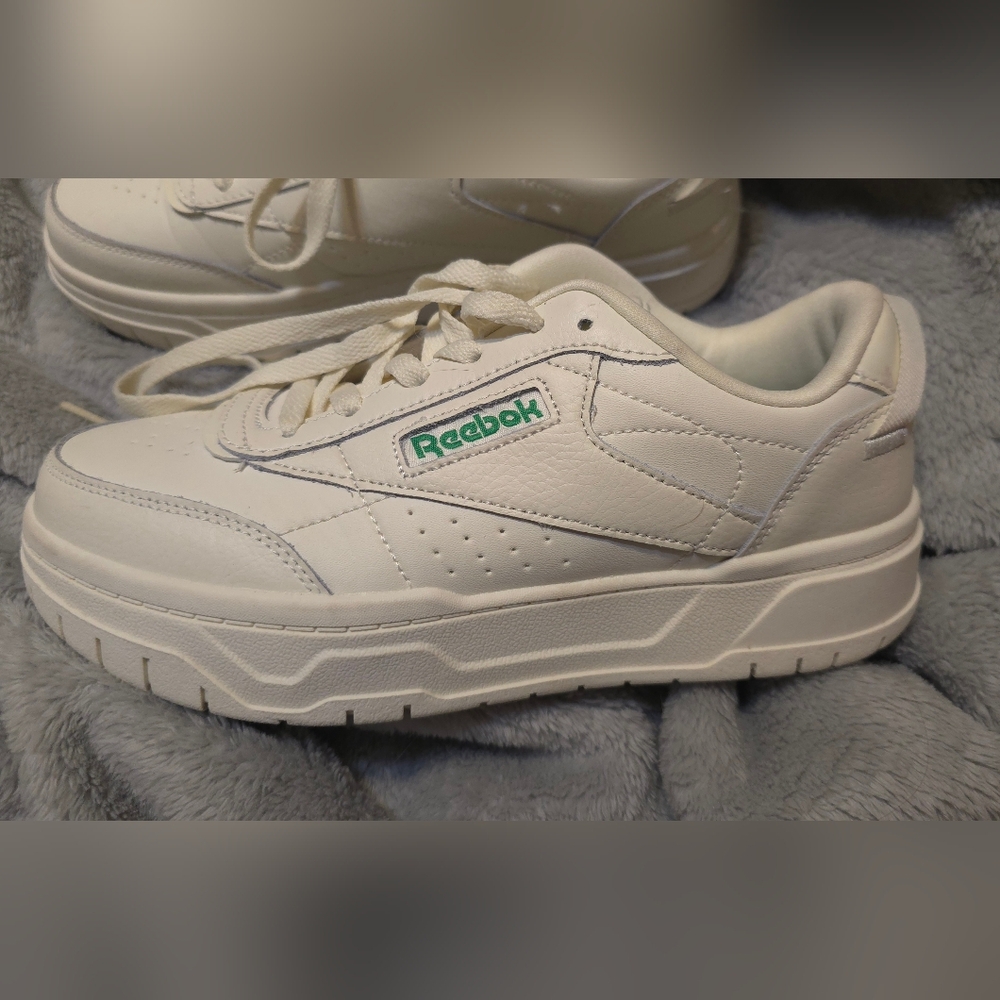 Women's Size 7 Reebok Geo tech tennis shoes.